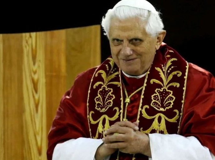 Papa emérito Bento XVI tem piora súbita de saúde, diz Vaticano; Francisco pede orações