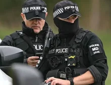 Polícia britânica prende cinco suspeitos de planejarem ato terrorista próximo a uma base aérea utilizada pelo exército dos EUA