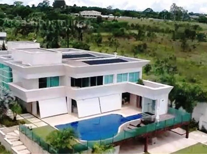 Flávio Bolsonaro compra mansão avaliada em R$ 6 milhões em Brasília