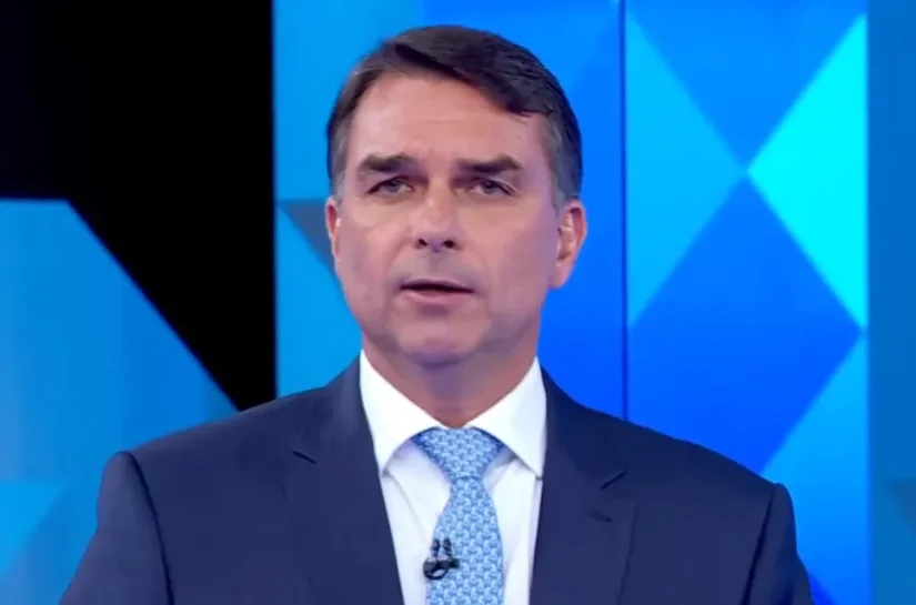 Flávio ganha direito de resposta após ser chamado de 'miliciano'