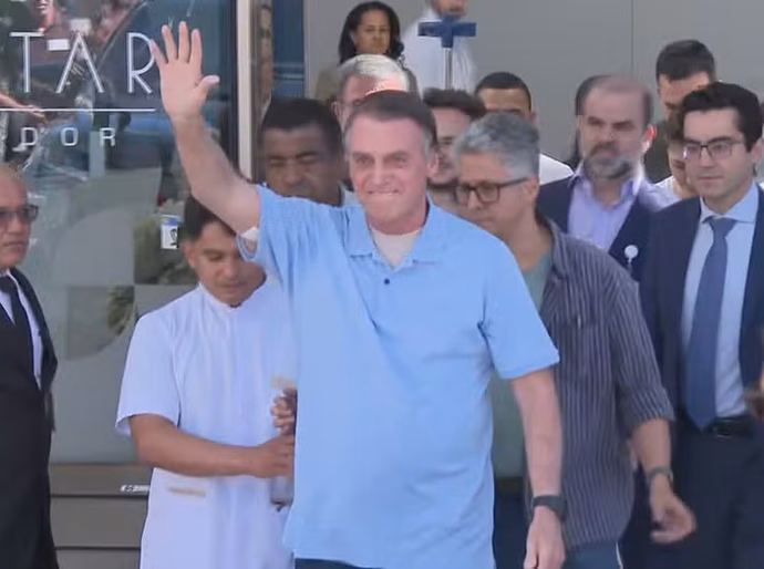 Bolsonaro tem alta três semanas após cirurgia para desobstruir intestino