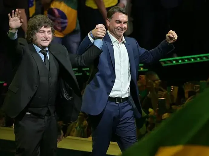 Sem Michelle e com Milei, Flávio oficializa candidatura e promete que Bolsonaro subirá a rampa do Planalto em 2027