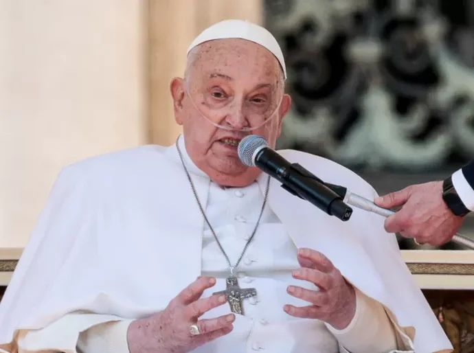 Corpo do papa Francisco será colocado no caixão às 15h, diz Vaticano