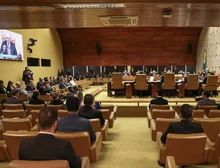 Dino pede vista e STF adia decisão sobre unir casos de Moraes e Mendonça