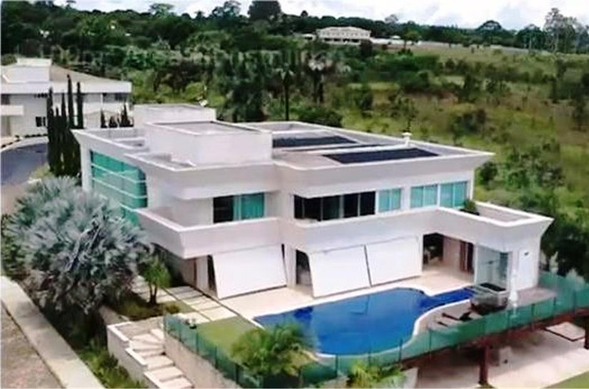 Flávio Bolsonaro compra mansão avaliada em R$ 6 milhões em Brasília