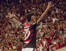 Com brilho de Bruno Henrique, Flamengo vence Vasco e vai à final do Carioca