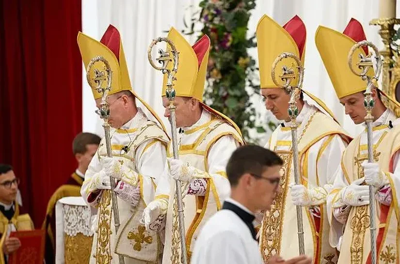 Papa excomunga bispos de grupo católico que reza missa em latim e com padre de costas: como é o movimento no Brasil