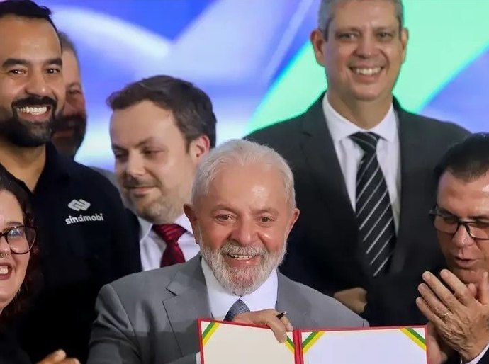 Lula assina projeto que regula atividade de motoristas de aplicativo