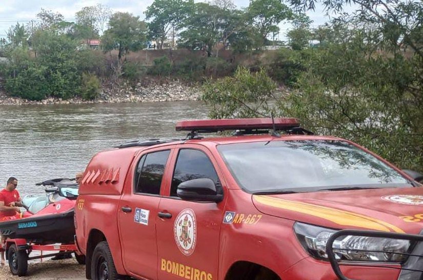 Bombeiros militares localizam corpo de jovem de 19 anos que se afogou no rio Cuiabá no domingo, 03