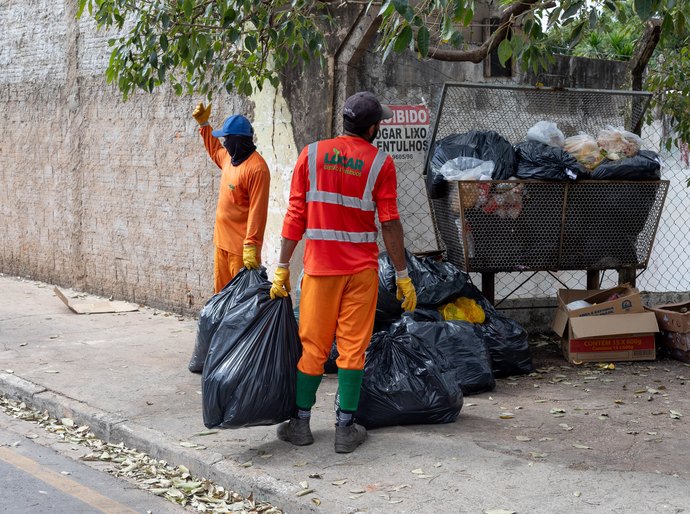 Coleta de lixo atinge 99,3% de cobertura e mobiliza 52 equipes em Cuiabá