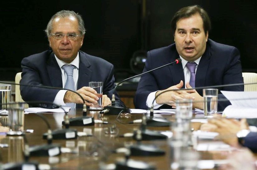 Bolsonaro confirma aval para Guedes discutir novo imposto com extinção de outro