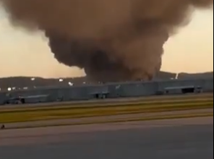 Avião de carga de grande porte cai em Louisville, nos EUA