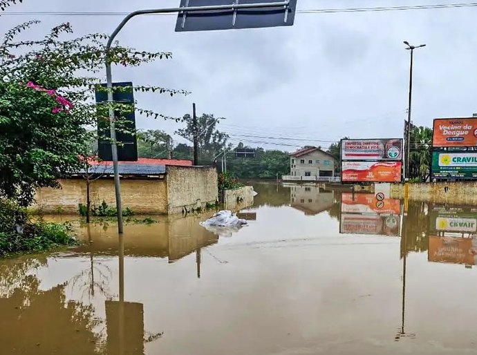 Chuvas em Santa Catarina obrigam 925 pessoas a abandonar casas