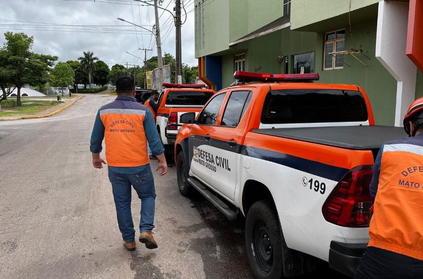 Governo de MT envia equipes e alimentos para auxiliar Cáceres após temporal