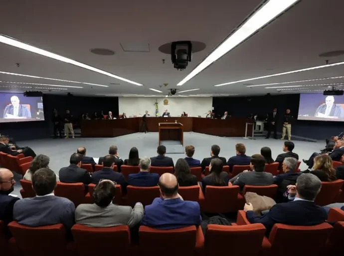 Recados a Trump, ausência de Bolsonaro e elogios a ministros: o 1º dia do julgamento no STF em 4 pontos