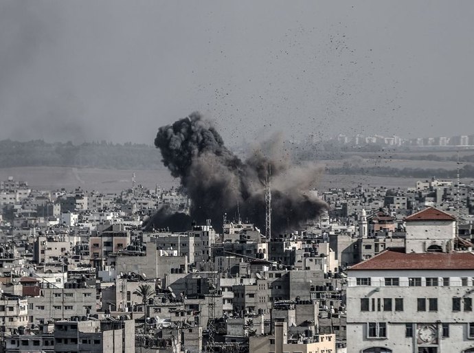 Faixa de Gaza é bombardeada após fim de prazo dado por Israel
