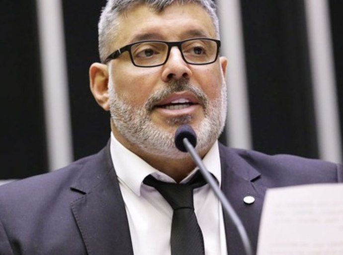 Frota depõe à PF e aponta relação direta de Eduardo Bolsonaro com difusão de fake news