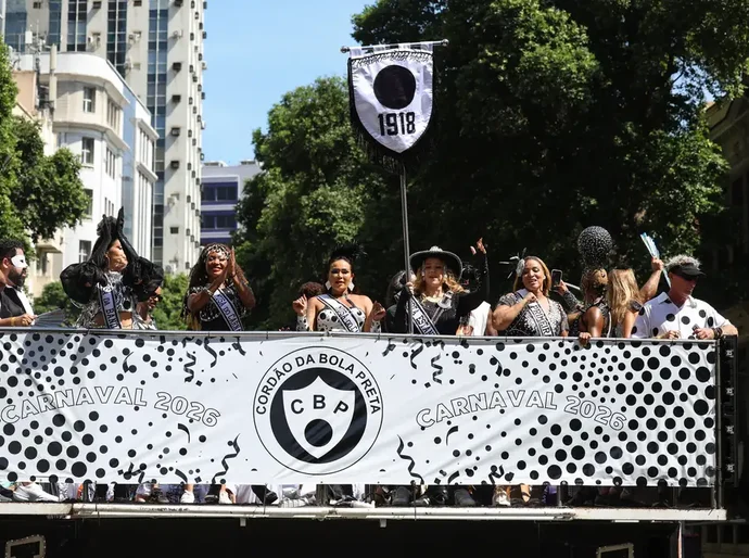 Cordão da Bola Preta leva foliões para as ruas do Centro do Rio; Paolla Oliveira, rainha do bloco, se emocionou no desfile