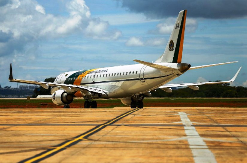 Veja Fotos e Vídeo: Ao tentar chegar a Sinop, avião que estava com Bolsonaro arremeteu devido à fumaça das queimadas na região