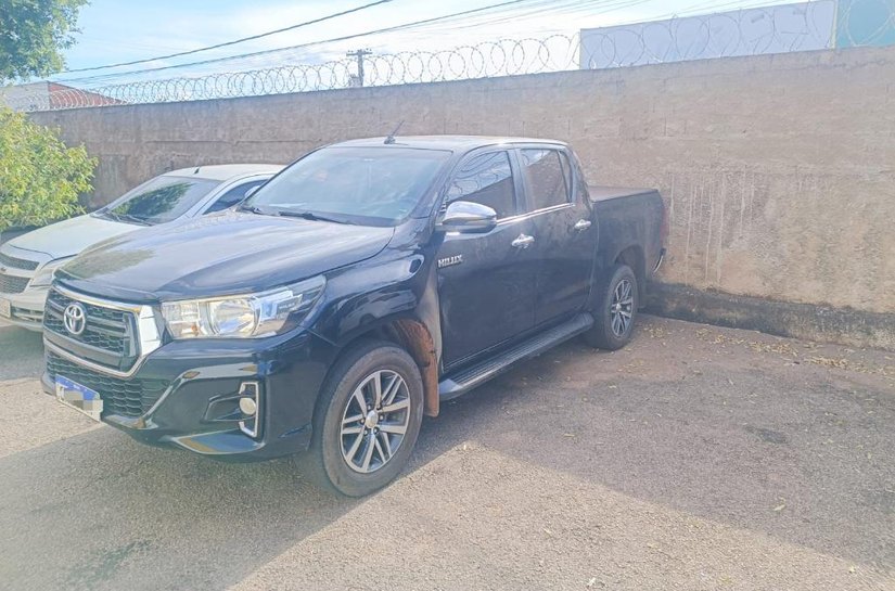 PM e PRF apreendem caminhonete com placas adulteradas e prendem homem em Rondonópolis