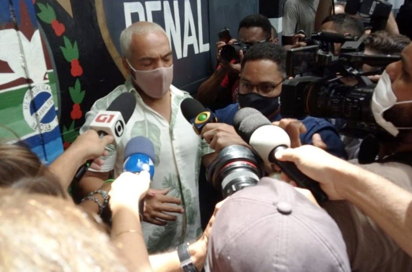 Cantor Belo é solto após prisão por fazer show clandestino em escola pública no Rio