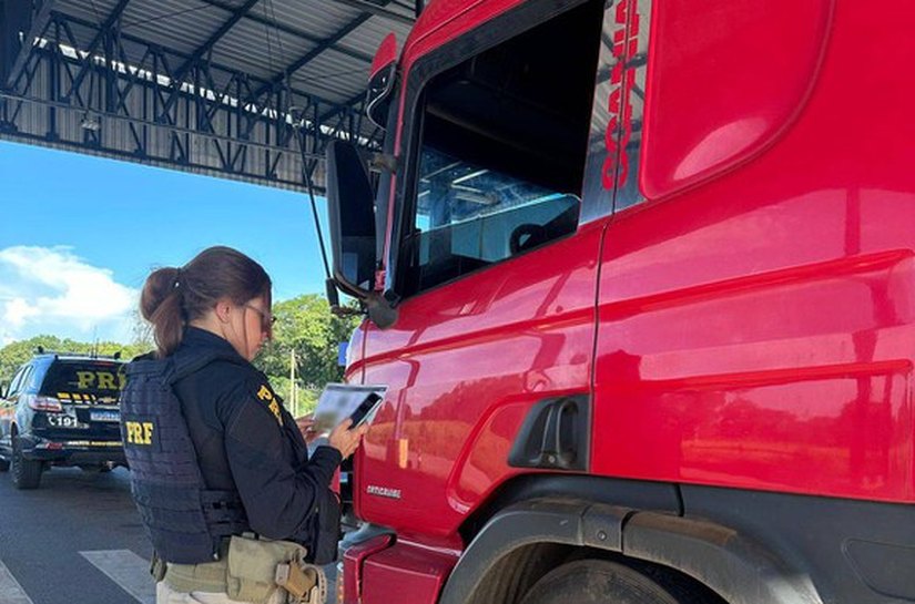 Motorista de caminhão carregado com madeira e cocaína na cabine é preso na BR-070 em MT