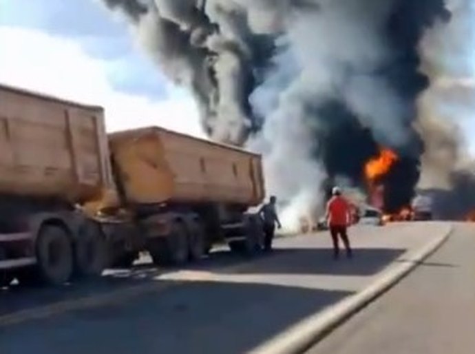 Veja Foto e Vídeo: Acidente entre carretas e veículo na BR 364 mata motorista e deixa outro gravemente ferido