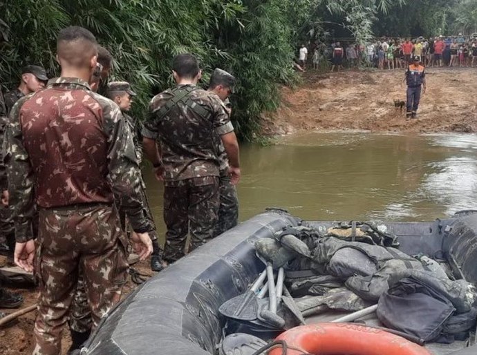 Defesa Civil e Exército atuam em resgate de moradores isolados após chuva em Ubatuba (SP)