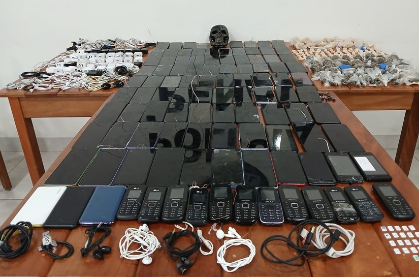 Polícia Penal apreende 101 celulares, dezenas de materiais eletrônicos e entorpecentes na Penitenciária Mata Grande