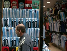 Por que roupas estão tão caras na Argentina — e governo Milei estimula compras fora do país