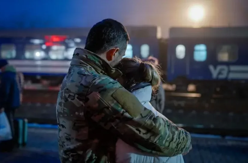 O 'trem do amor', no qual ucranianas visitam seus maridos que lutam contra a Rússia