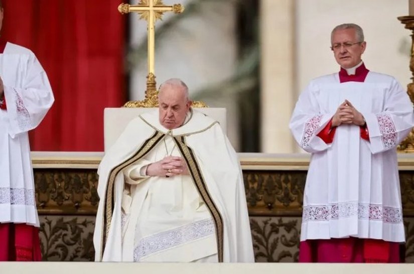 Papa Francisco realiza missa de Páscoa em meio a preocupações com sua saúde