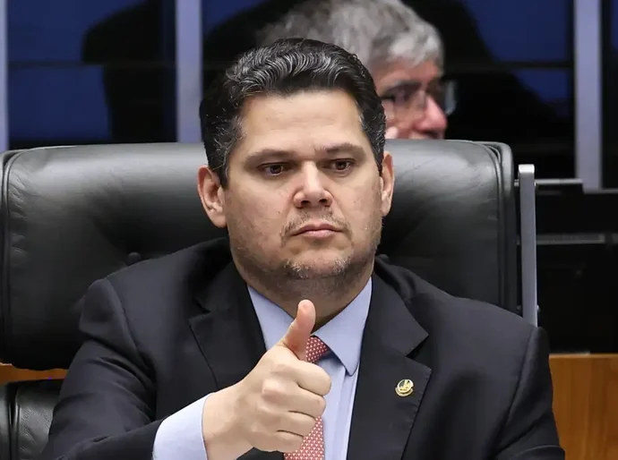 Alcolumbre destrava PEC do fim da 6x1 após conversas com Lula
