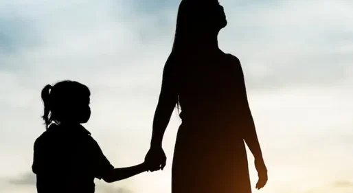 Mães solo enfrentam barreiras na garantia de direitos aos filhos