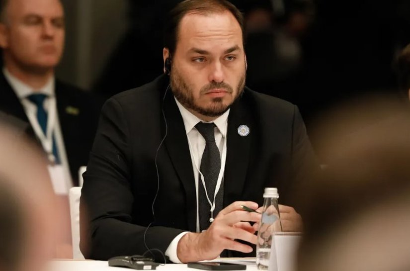 PF apreende celulares e computador de Carlos Bolsonaro