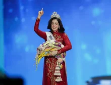 Mexicana Fátima Bosch, que reagiu à bronca de organizador, é coroada Miss Universo