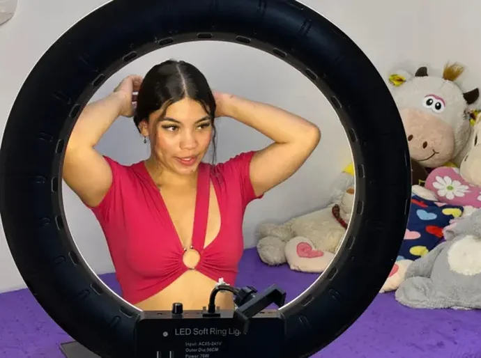 'Indústria do sexo me recrutou quando era adolescente': como modelos de países pobres são aliciadas com promessa de dinheiro fácil