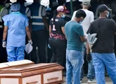 Como é o necrotério improvisado onde cadáveres se acumulam a céu aberto após terremotos na Venezuela: 'estou com medo do que vou encontrar lá'