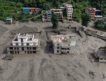 Enchente repentina no Nepal deixa centenas de desaparecidos