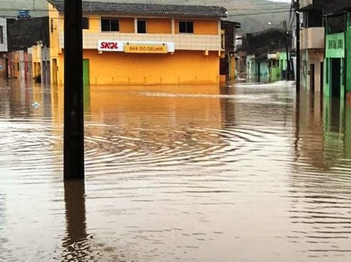 Barragem se rompe em Sairé e água invade casas em Barra de Guabiraba