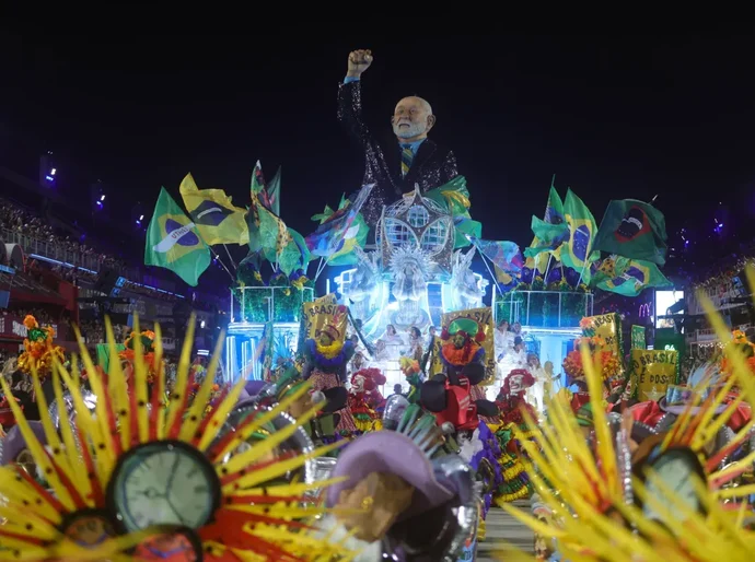 Escola que homenageou Lula é rebaixada do Grupo Especial do Rio de Janeiro