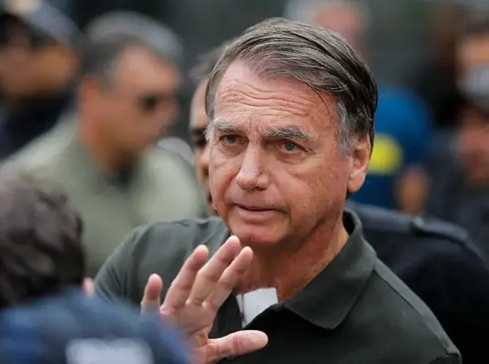 Bolsonaro tem 'piora da função renal' e segue internado na UTI sem previsão de alta, dizem médicos