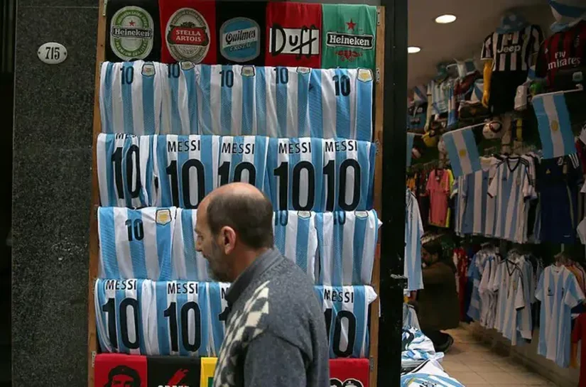 Por que roupas estão tão caras na Argentina — e governo Milei estimula compras fora do país
