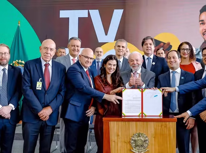 Lula assina decreto da TV 3.0; tecnologia garante recursos interativos e melhor qualidade de imagem e som para TV aberta