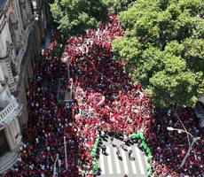 Flamengo desembarca no Rio e torcida faz festa para receber jogadores