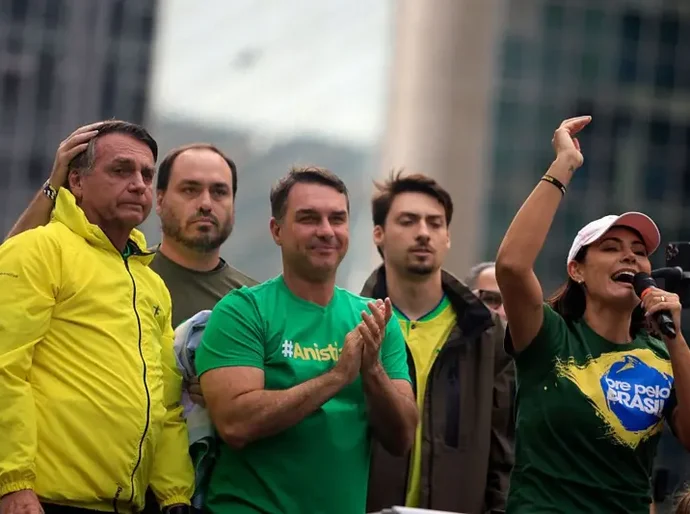 Briga entre Michelle e Flávio abala plano bolsonarista para eleger Senado 'anti-STF'?