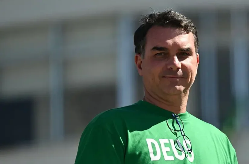 Jair Bolsonaro escolhe o filho Flávio para disputar a Presidência - a quem decisão agrada e desagrada?