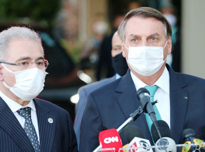 Governo formaliza contrato com Fiocruz para vacina de Oxford