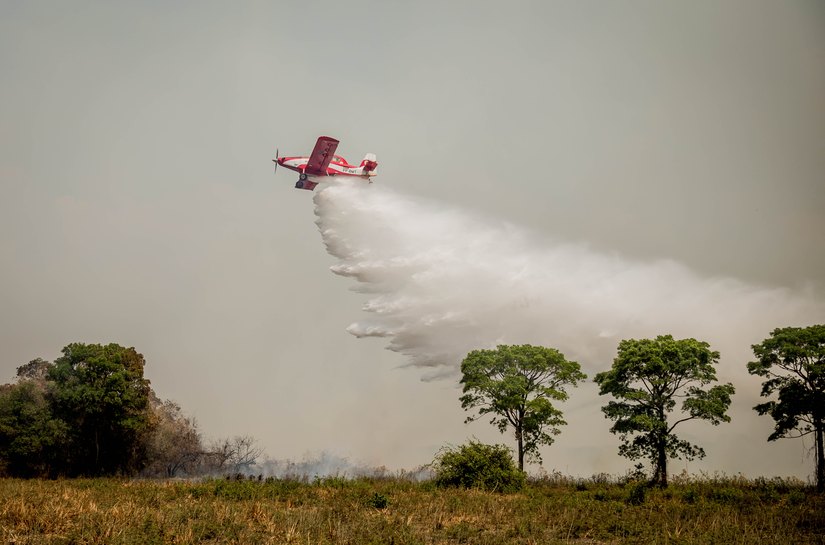 Operação integrada combate dois incêndios no Pantanal com aviões e helicóptero