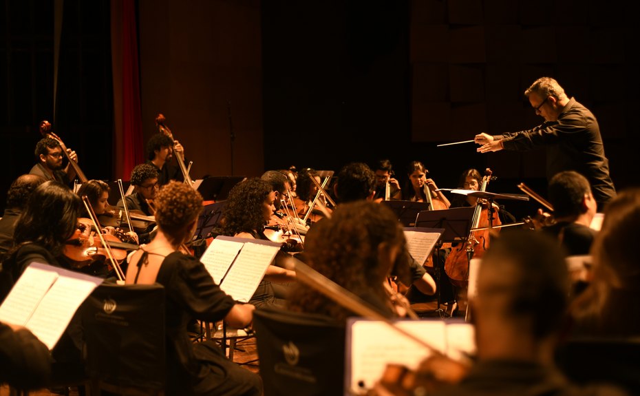 Cine Teatro Cuiabá recebe shows de humor, apresentação cultural e concerto da Orquestra CirandaMundo